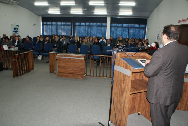 Participantes lotam o auditório do Tribunal do Júri da Faculdade de Direito Unioeste para prestigiar o evento promovido pelo Irpen-PR