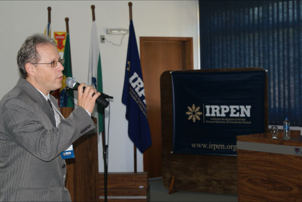 Fernando Abreu Costa Júnior, assessor jurídico do Irpen-PR, abordou diversos temas jurídicos, sempre destacando a atuação prática do registrador civil