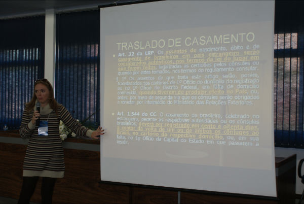 A advogada Carla Concepción Zanella Kantek falou sobre o tema “Traslado de Nascimento e Casamento de Estrangeiro”, em palestra com alta participação dos registradores da região